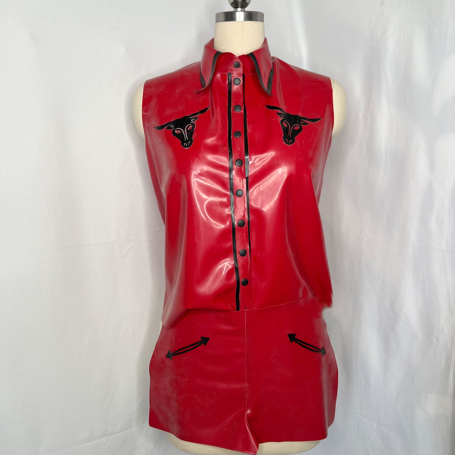 Sleeveless Bull Shirt and smile pocket shorts